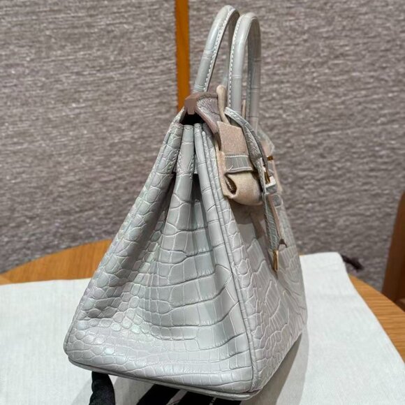 Classic Hermes Bag: A Stylish and Versatile Choice for Elegance - Picture 4 of 6